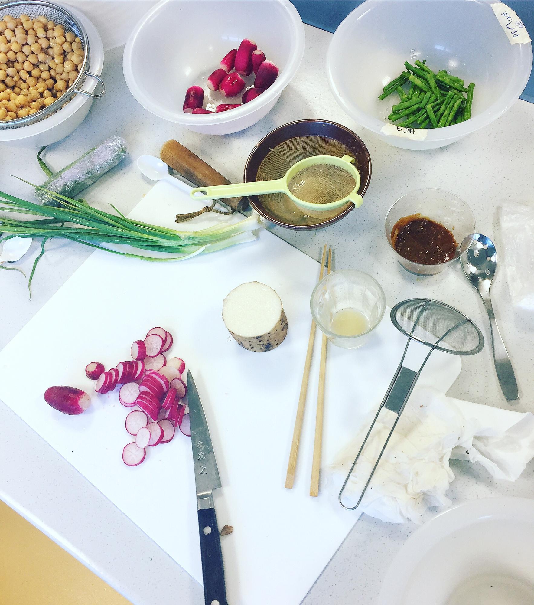 Bancada com utensílios e ingredientes frescos