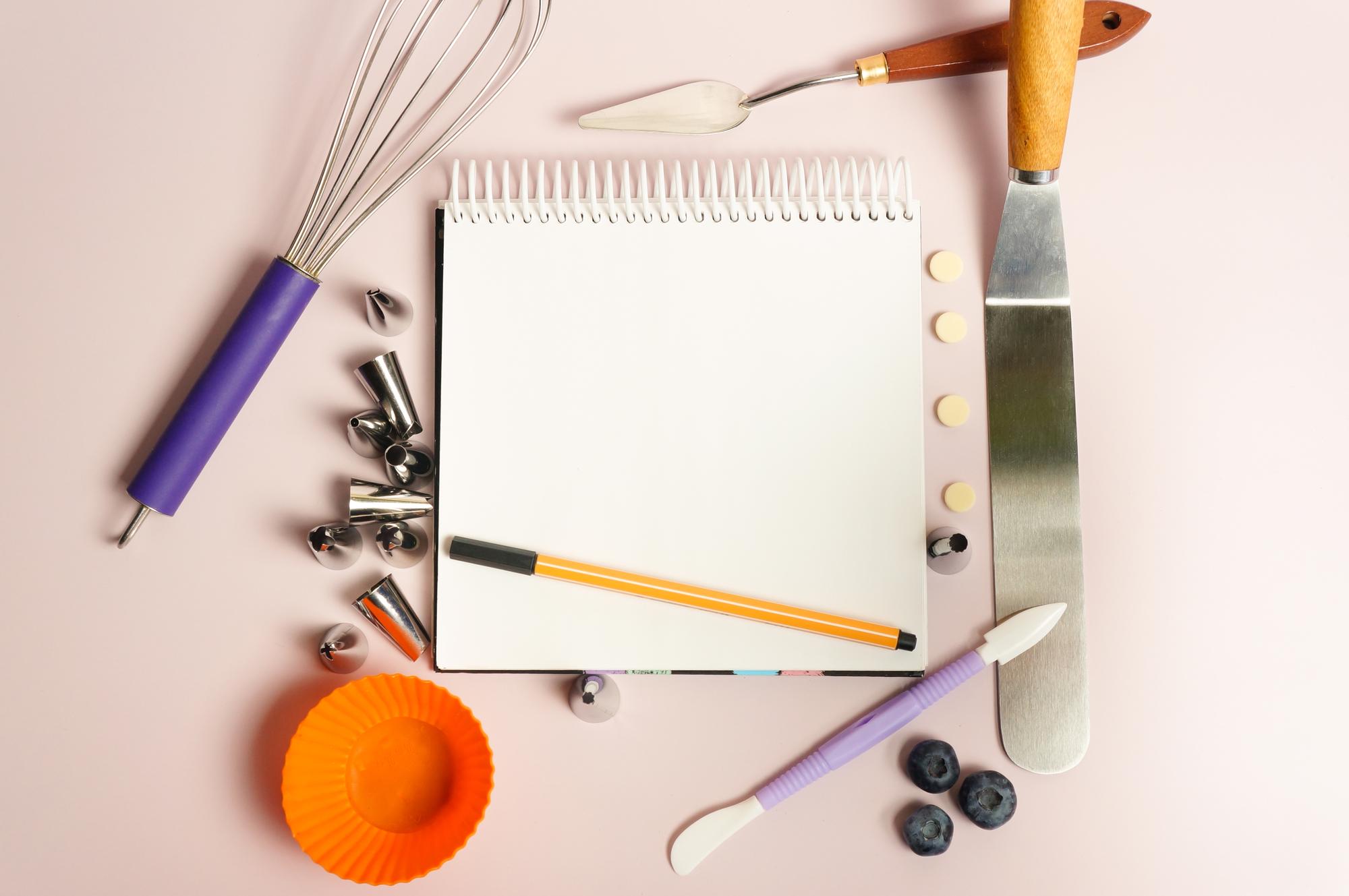 Mesa com materiais de aula e cadernos